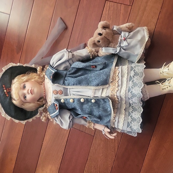 Collectible Memories Genuine Porcelain Doll Dasie Collectors Girl Doll